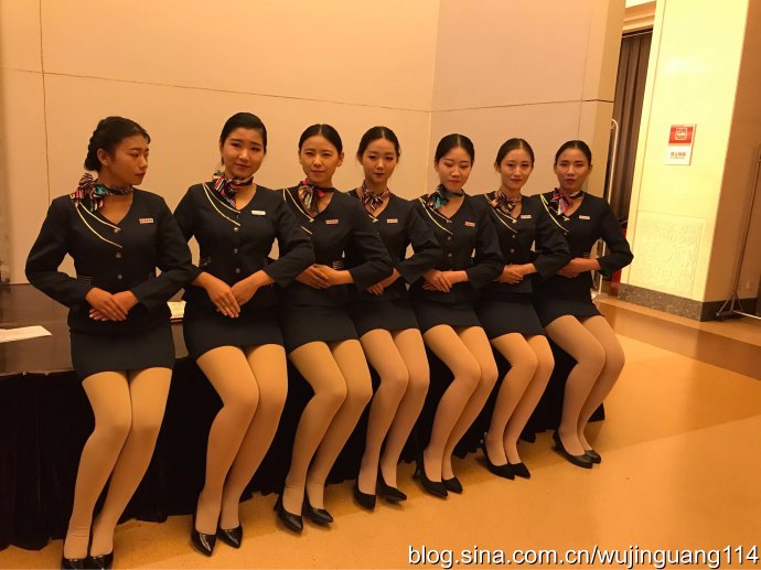 培华学院礼仪美女服务西部经济论坛，展现专业风采